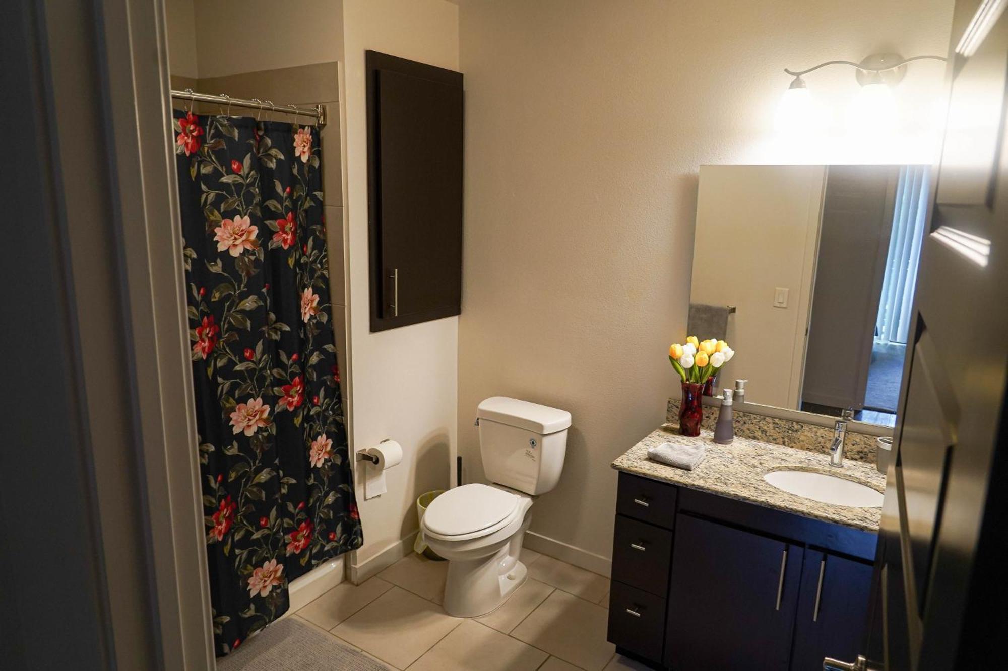 לוס אנג'לס Luxury Designed 2 Bedrooms Part Hotel In Woodland Hills Ca מראה חיצוני תמונה