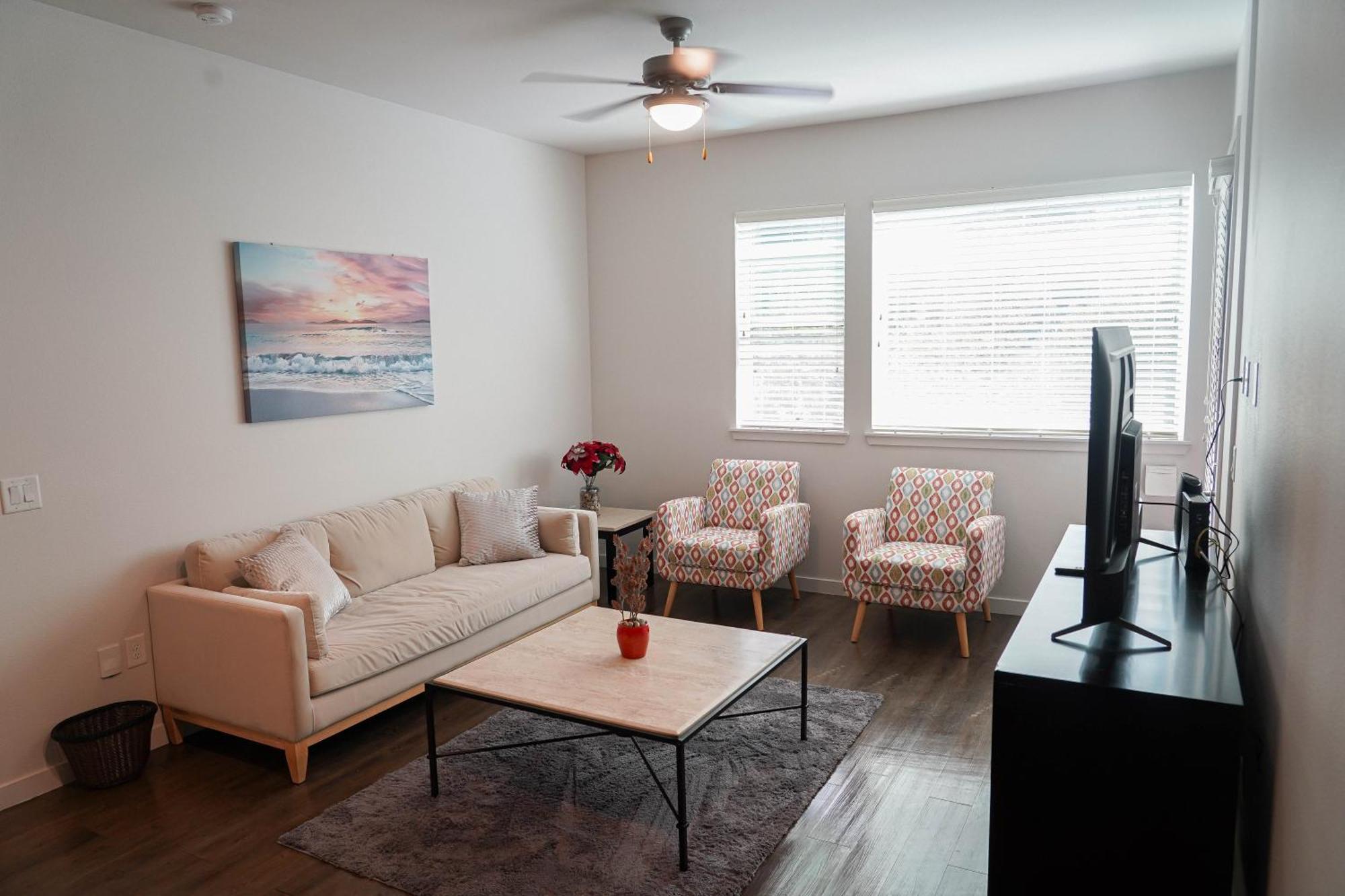 לוס אנג'לס Luxury Designed 2 Bedrooms Part Hotel In Woodland Hills Ca מראה חיצוני תמונה