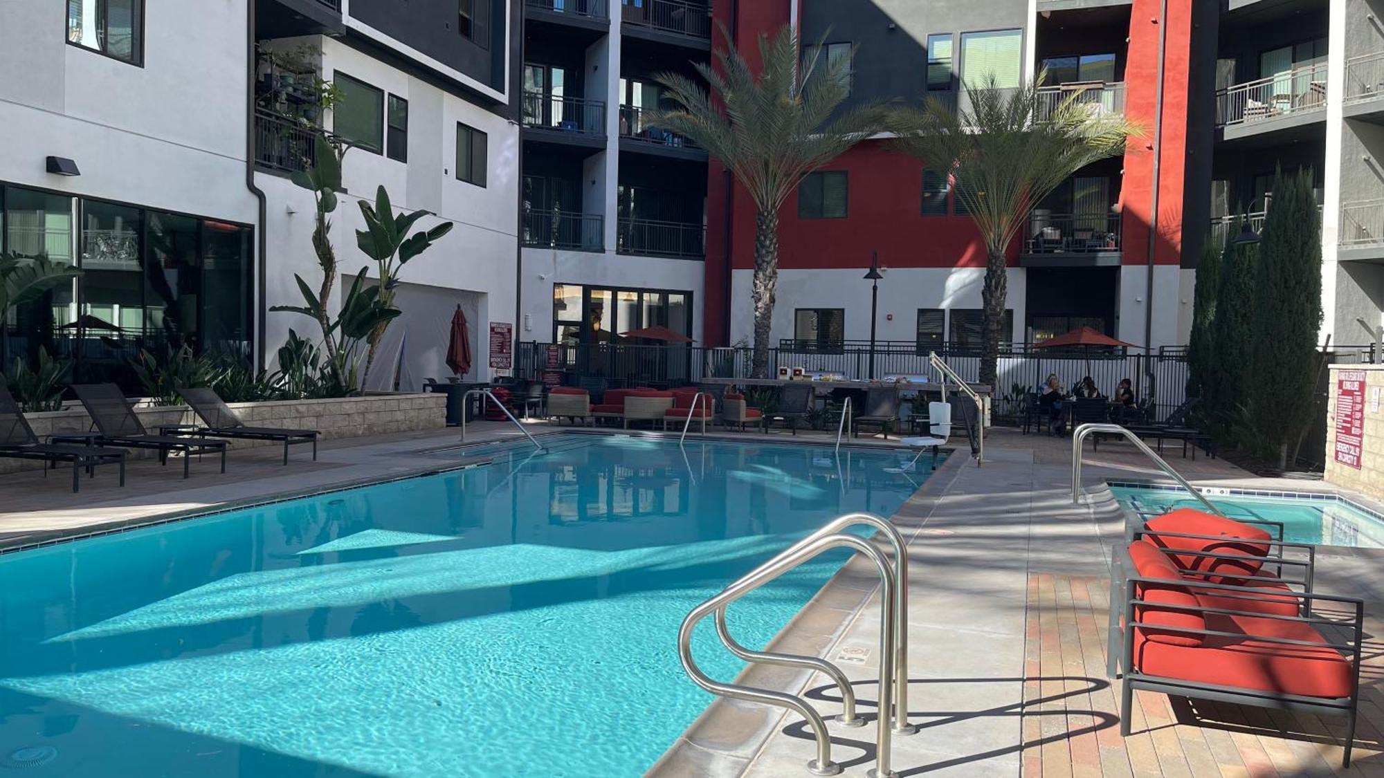 לוס אנג'לס Luxury Designed 2 Bedrooms Part Hotel In Woodland Hills Ca מראה חיצוני תמונה